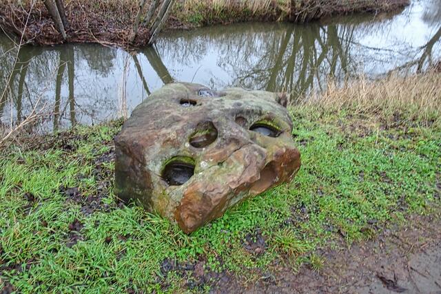 die Aushöhlungen in diesem Stein am Wipperradweg könnte auf heidnischen Ursprung hinweisen