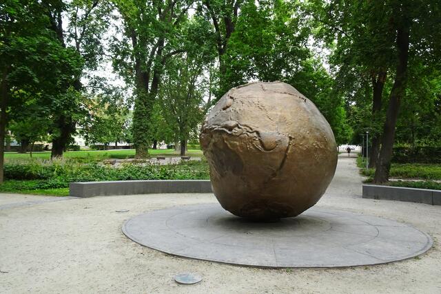 der Ascherslebener Globus wurde anlässlich der LAGA im Jahre 2010 im Stadtpark aufgestellt (Archiv)