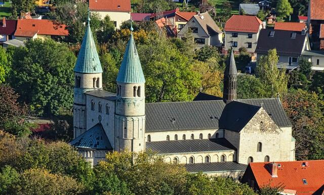 Stiftskirche St. Cyriakus in Gernrode vom Försterblick aufgenommen (Archiv)