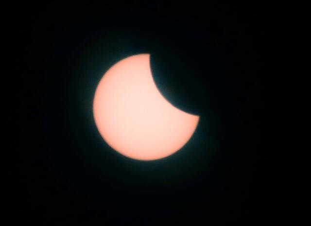 Nun wird es deutlich größer. Der Mond schiebt sich vor die Sonne. | Foto: Christel Wolter