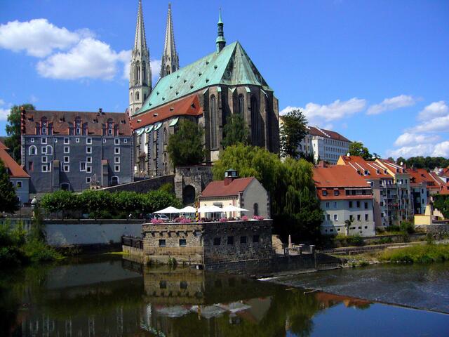 Görlitz ist eine zweigeteilte Stadt. Der westliche Teil gehört zu Deutschland, der östliche zu Polen. Der Blick geht von der polnischen Seite über die Lausitzer Neiße auf die Peterskirche.