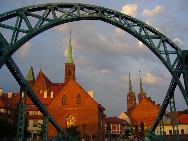 Auf der Dominsel, von der Oder umgeben, befinden sich die Kreuzkirche, vom 13. bis zum 15. Jahrhundert erbaut und der Dom.