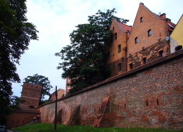 Die Stadtmauer mit dem wirklich schiefen Turm stammt aus dem 13. Jahrhundert. In ihren Mauern sind die Reste einer Burg des Deutschen Ordens zu finden, die von Kreuzrittern, den Templern, erbaut wurde. 