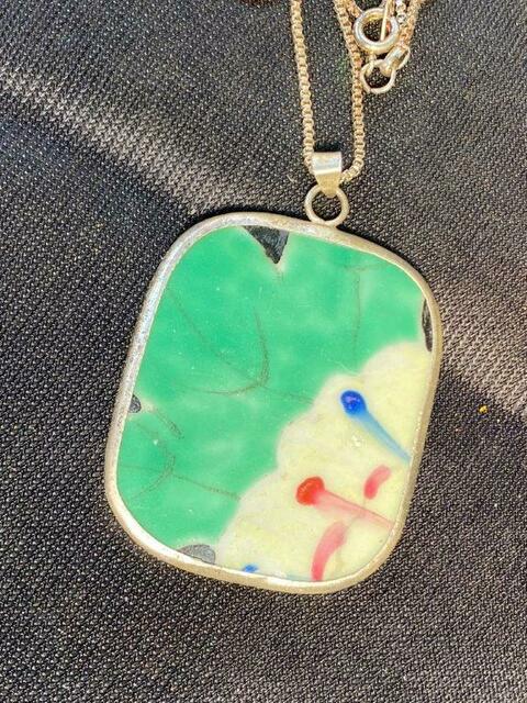 Auch kleine Bruchstücke von Porzelangefäßen aus der Han-dynastie sind einmal ausgegraben schöne r Schmuck