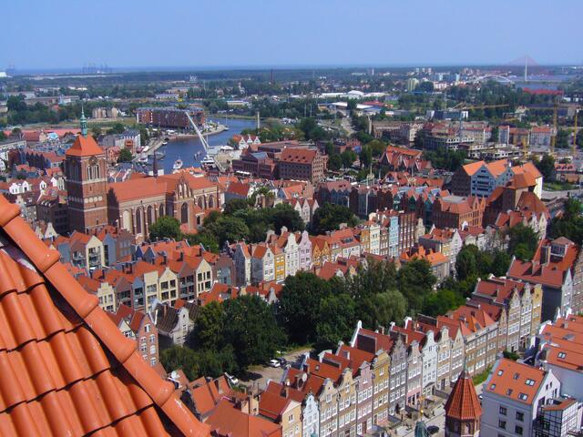 Darüber geht der Blick auf den Hafen und im Hintergrund die Ostsee.