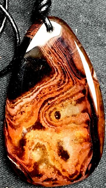 Achate aus den tiefen Strudeln des Jangtse bei Linjiang