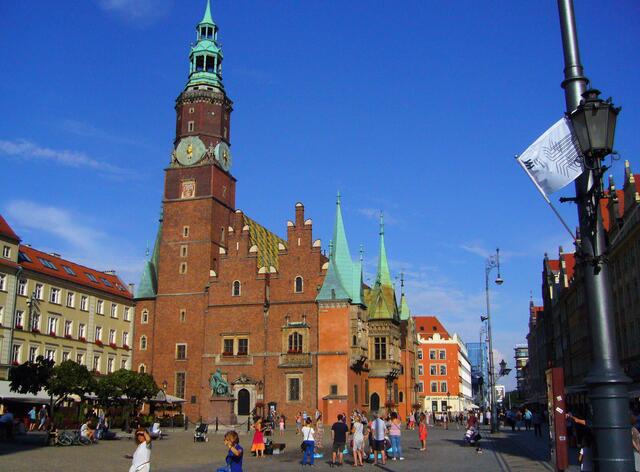 Das Rathaus wurde bereits im Jahr 1299 erwähnt, danach aber weiter ausgebaut. Im gotischen Stil ist es errichtet. 