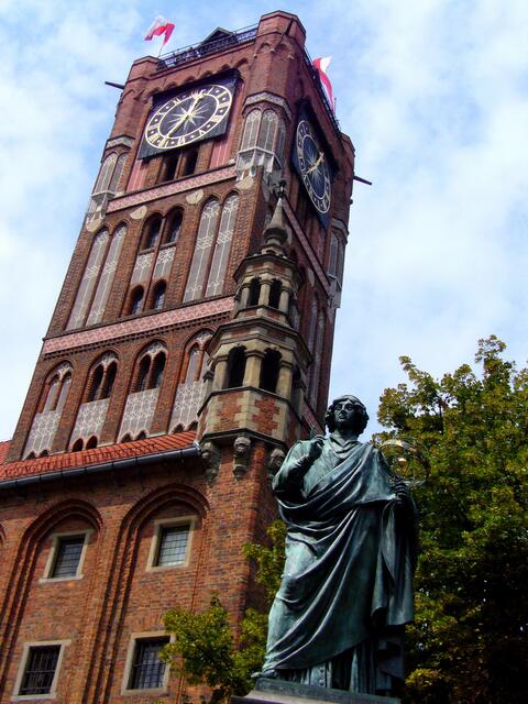 Vor dem Turm des Rathauses steht ein Denkmal von Nikolaus Kopernikus, der hier zu Hause war. Er schuf das heliozentrische Weltbild und machte die Sonne zum Mittelpunkt des damalig bekannten Universums. 