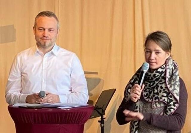 Daniel und Andrea Meyer bei ihrem Kurzreferat in der freikirchlichen Vineyard-Gemeinde Landsberg