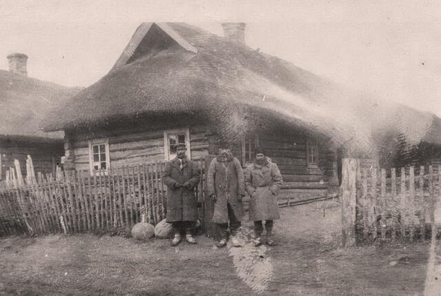 Die folgenden Fotos sind bei Powel und Poworsk in der Ukraine, 400 Kilometer südöstlich von Thorn, zur Zeit des Ersten Weltkriegs entstanden. Bis 1795 gehörte das Gebiet zu Polen. 