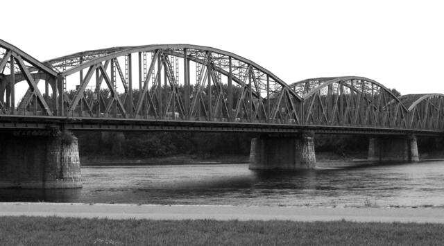 Bei der Flucht unserer Vorfahren aus Rybitwy und Beberen war die  Weichselbrücke in Thorn für Zivilisten gesperrt. Nur die Soldaten der Wehrmacht durften sie passieren. Die Flüchtlinge mussten den Umweg über das 50 Kilometer entfernte Bromberg nehmen. So erzählte es uns ein Cousin meiner Frau, dessen Fluchtgeschichte ich angefügt habe. 