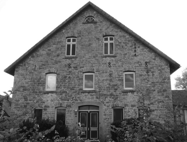 Bei einem Bauern in Niewald bei Detmold fand Amalie Sonnenberg zunächst Arbeit und eine kleine Unterkunft. Nach deren Gefangenschaft kamen auch die drei Söhne dazu. So fanden schließlich alle Überlebenden der Familie im Lipperland eine neue Heimat.