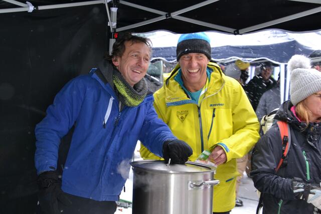 An zwei Tagen gab es in der Mittagspause und nach dem Kurs Getränke und Verpflegung an den Bussen.