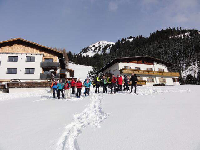 Sehr beliebt sind auch die parallel zu dem Skikursen angebotenen Schneeschuhwanderungen, hier in Brand in Tirol.