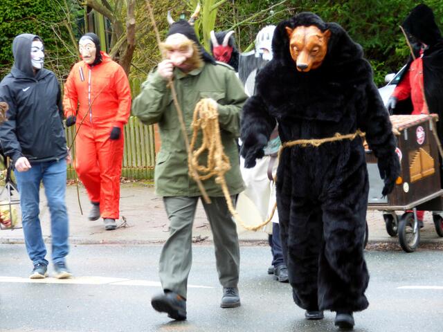 Der Tanzbär wird geführt