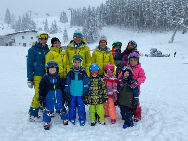 Hier sind gleich vier Skilehrer, die sich um die Jüngsten kümmerten.