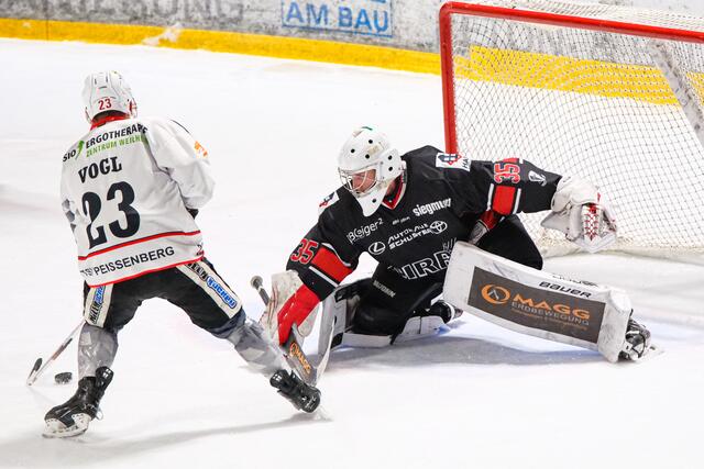 EHC-Goalie Markus Kring entschärfte vor der ersten Pause noch einen Penalty durch Dejan Vogl. | Foto: Dietmar Ziegler