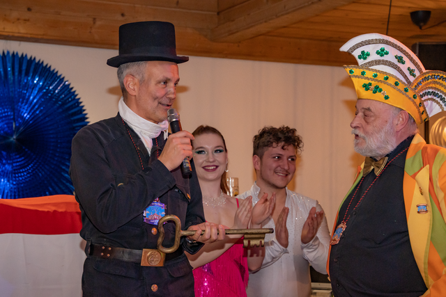 ORCC-Prunksitzung 2023 - Schlüsselübergabe an den ORCC. Bürgermeister Roland Eichmann ist seine Sorgen bis zum Kehraus erstmal los | Foto: FSeventfoto