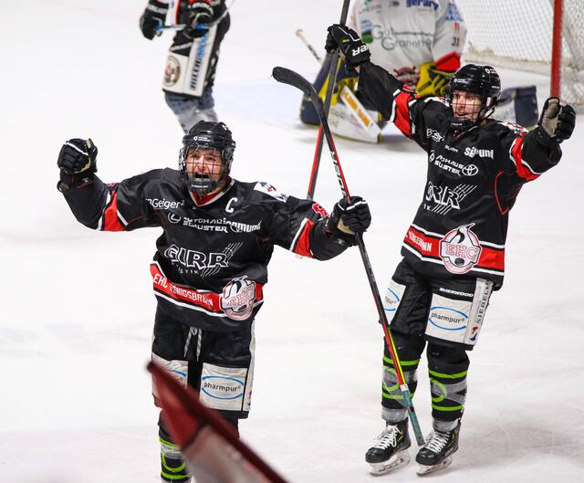 Tim Bullnheimer (links) und Marco Sternheimer (rechts) freuen sich über die 2:1 Führung kurz vor der Pause. | Foto: Dietmar Ziegler