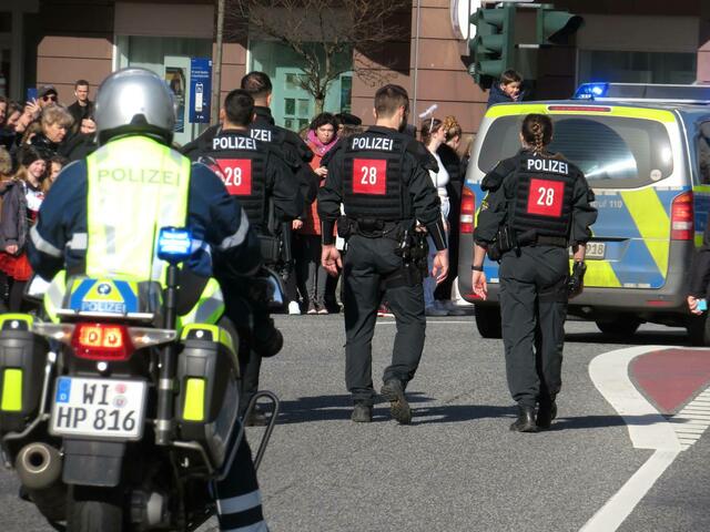 Die Polizei sichert den Trupp. Viel Spaß hatten die schwer bewaffneten Polizisten wahrscheinlich nicht - es waren schließlich keine Danni-Aktivisten da.