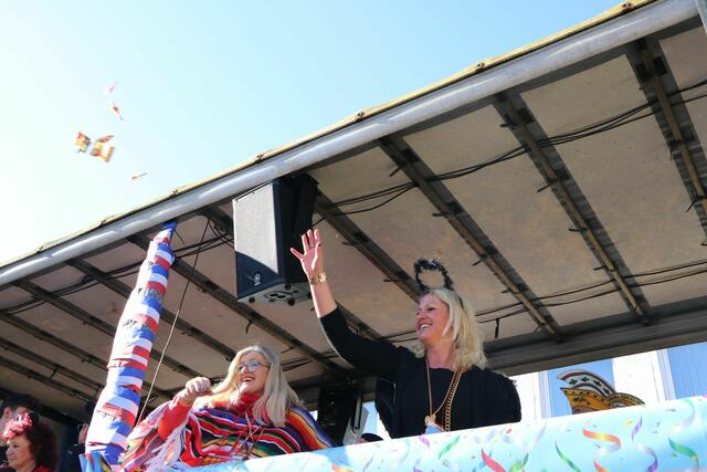 Schwarz und rot vereint: Ulrike Sasse-Feile und Simone Losinger