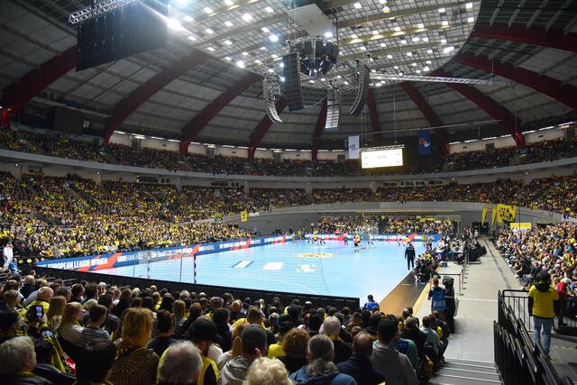 14500 Zuschauer gehen rein in die gute Stube Westfalenhalle, 11 112 waren beim European League Match zwischen dem BVB und den Ungarinnen von Siofok KC gekommen, um die BVB Ladies zu unterstützen.
Diese konnten mit einem 26:23-Sieg die A-Gruppe gewinnen und so der dänischen Spitzenmannschaft Ikast Handbold bzgl. des Viertelfinales aus dem Weg gehen. Der BVB trifft nun auf Neptunes Nantes, den vermeintlich leichteren Gegner ...
FotoArchiv Merkel+Merkel