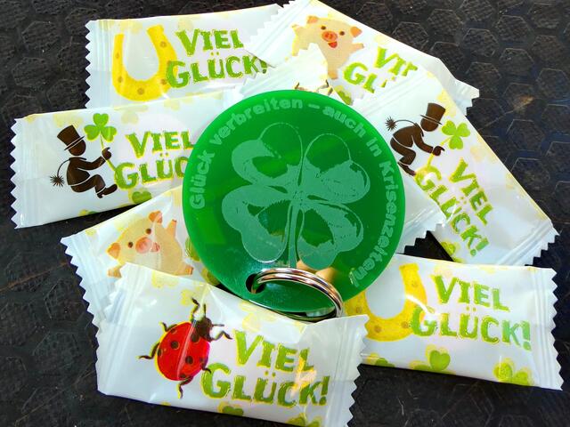 Glück verbreiten - Traubenzucker und Schlüsselanhänger