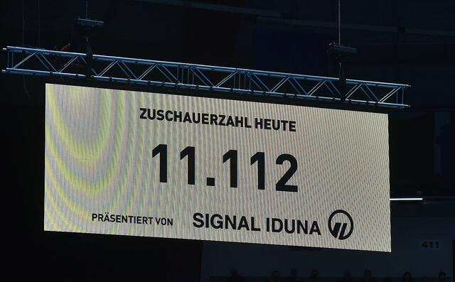 In der zweiten Halbzeit eingeblendet: Zuschauerrekord des BVB in der Westfalenhalle, und zwar für die European League, Zuschauerrekord auch für Spiele deutscher Damenhandball-Teams...
FotoArchiv Merkel+Merkel