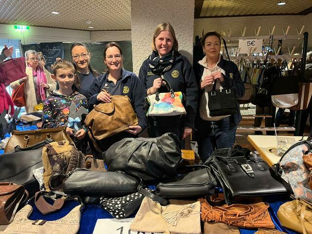 Ein engagiertes team des Rotary Club Wetter/Hessen zeigte, wie man mit Handtaschen Gutes erreichen und Gutes tun kann.  Das auch mit besonderer Nachhaltigkeit | Foto: Foto: Rotary Club Wetter/Hessen