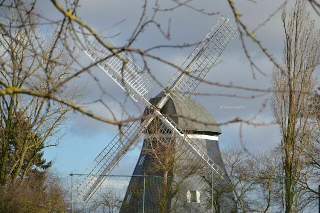 Mühlenmontag - Anderter Mühle. Dank Teleobjektiv ist vom Weg entlang des Fußballplatzes ein Blick auf die Mühle von vorne möglich. (Foto: Katja Woidtke) 