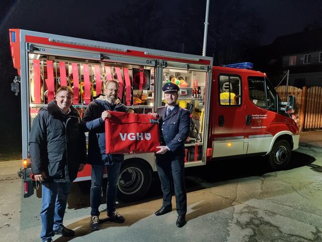Unterstützung für die Feuerwehr:
v.l.: VGH-Vertriebsleiter Volker Bockisch. Thomas Renner VGH Vertretung Pattensen, Leif Tanneberger
OrtsBM OFw Reden | Foto: A. Eggers