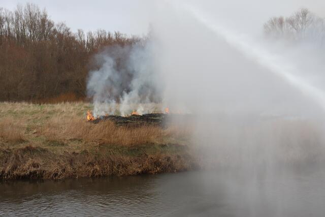 Über die Leine hinweg wir das Feuer mit einem B-Rohr als Wasserwerfer gelöscht. | Foto: H. Brüggemann