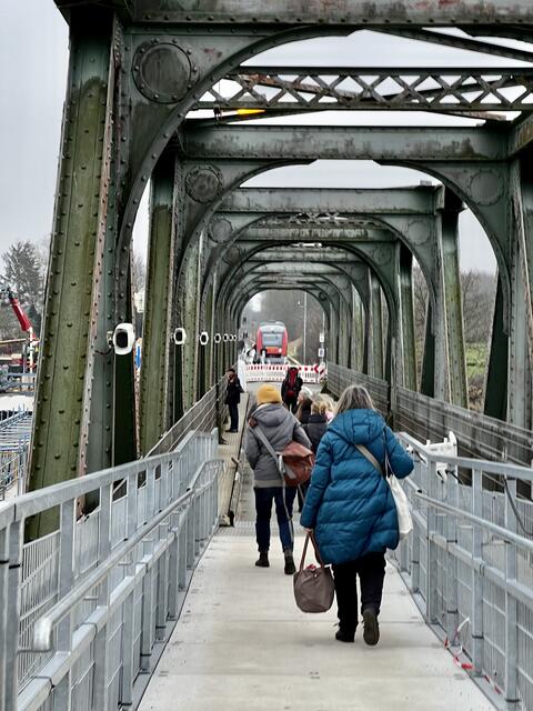 Auf der Schleibrücke steigen alle aus und gehen zu Fuß auf die andere Seite. | Foto: Marc Rohde | www.marcrohde.de
