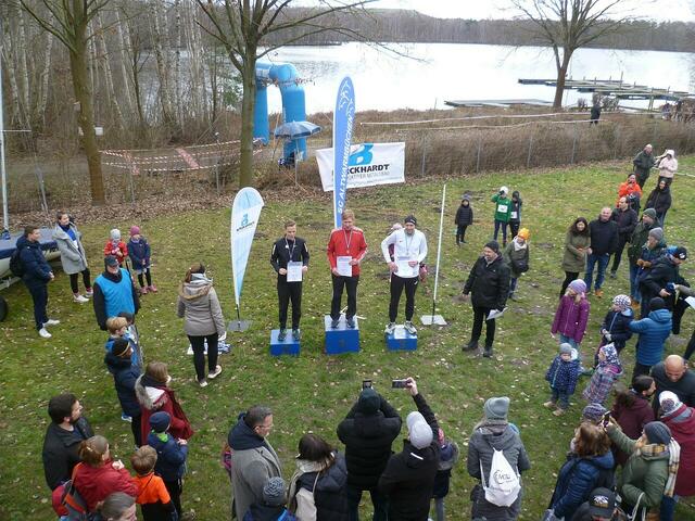 Siegerehrung der Athleten 10,8-km-Distanz.