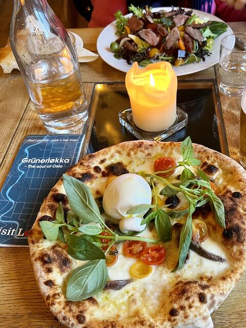 Pizza im Restaurant "Villa Paradiso" in Oslos Szeneviertel Grünerløkka | Foto: Marc Rohde | www.marcrohde.de