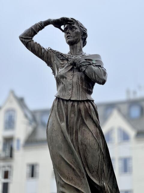 Die Statue "Mot Havet" am Hafen von Ålesund erinnert an die Toten beim Verlust von sieben Fischerbooten auf offener See am 13. August 1885 | Foto: Marc Rohde | www.marcrohde.de