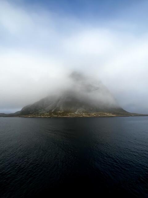 Der Berg Alden erscheint plötzlich aus dem Nebel | Foto: Marc Rohde | www.marcrohde.de