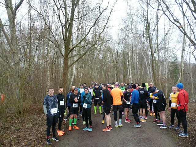 Die Ausdauersportler/innen der 10,8-km-Distanz sammeln sich.