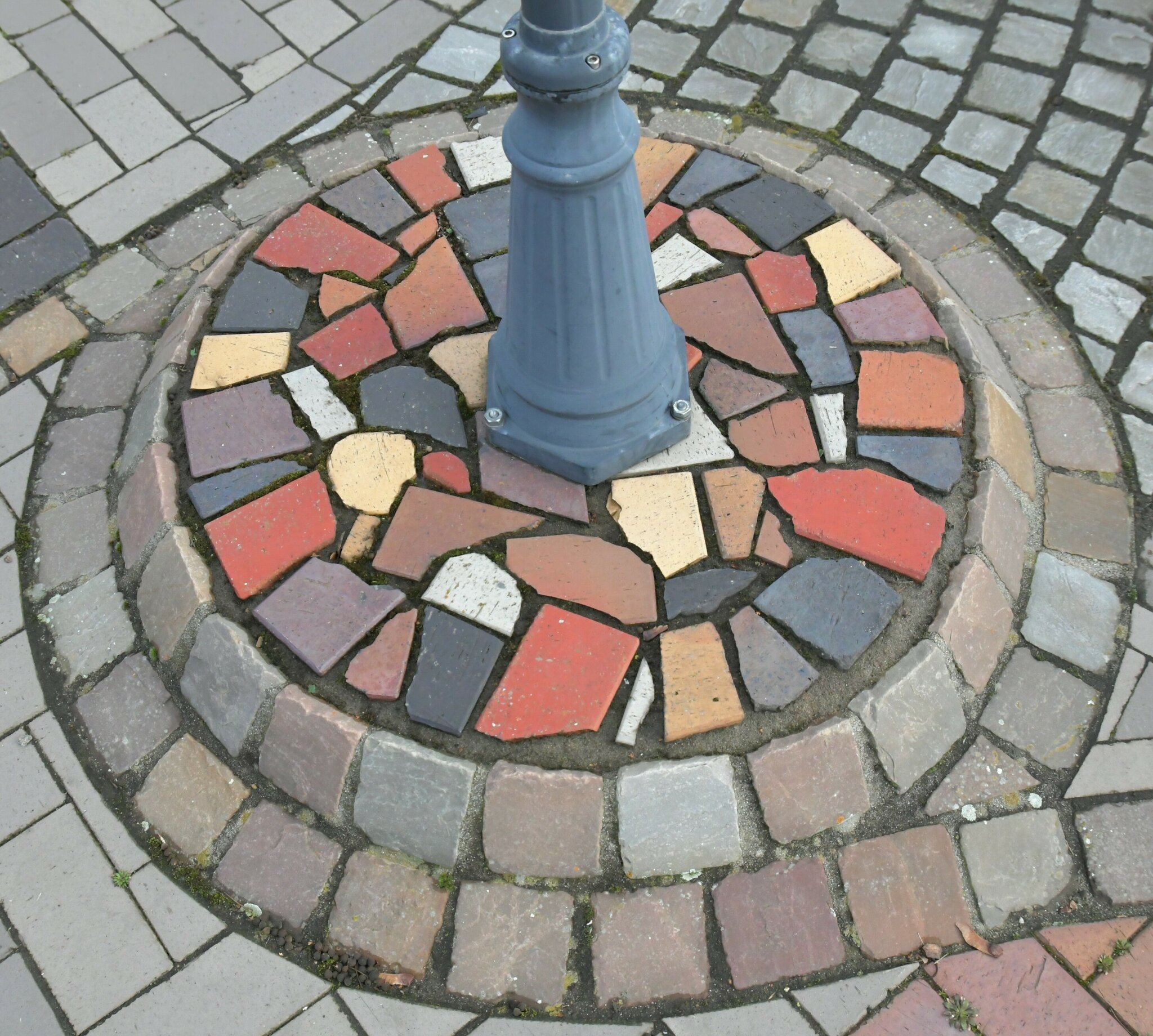 Fotogruppe im Laatzen Fundstücke am Boden Laatzen