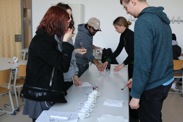 Station 6: Obstbau und Arbeitssicherheit. Die Teilnehmer:innen müssen aus Marmeladen, Gelees und Säften die einheimischen Obstsorten erraten. | Foto: Anna Pichlmeier