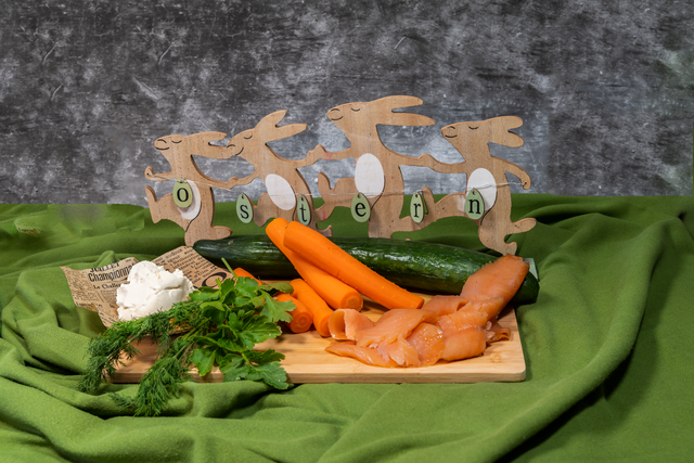 Sabinas Kochstudio – Osterbrunch 2023 – Rezept 3
Gurkenröllchen mit Räucherlachs - die Zutaten | Foto: FSeventfoto
