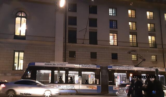 An der Seite von der Oper. Im Vordergrund eine Tram. | Foto: Iris Alefelder