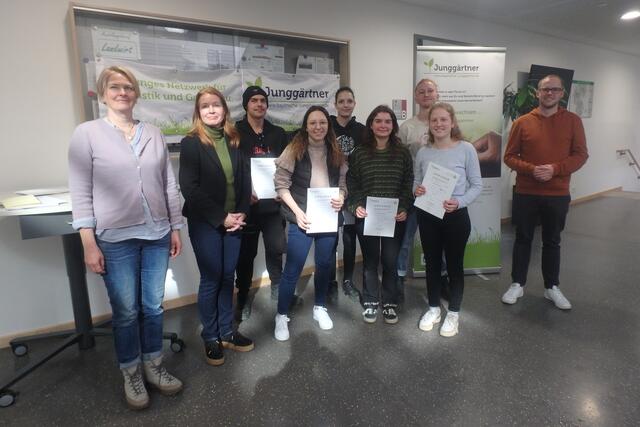 Die stolzen Gewinner:innen aus Stufe A: Justin Nitsche, Lea Flemming, Sarah Lang (Vorne, Mitte) und aus Stufe B: Luisa Beck, Lukas Jordan und Franziska Adam (Hinten Mitte). Eingerahmt von Frau Filgis, Frau Holzapfel (v.l.) und Herrn Boertz (r.) vom Verein der bayerischen Junggärtner:innen.
 | Foto: Nicole Holzapfel