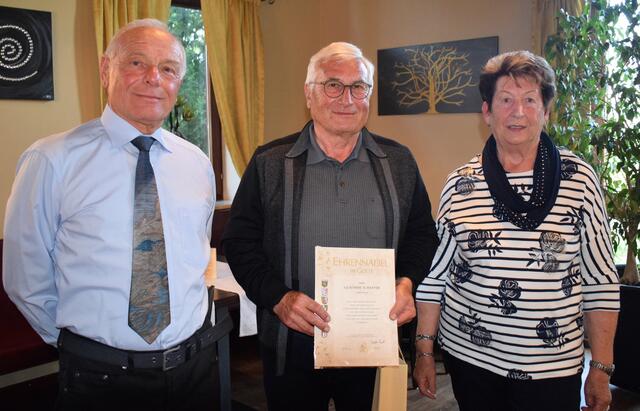 Vorsitzender Josef Fink und stellvertr. Vorsitzende Marianne Bahr ehren Günther Schaffer (Mitte) für 40-jährige Mitgliedschaft. | Foto: Walter Trettwer
