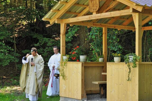 Pfarrer Huber segnet „Brettl-Hütte“ beim Waldgottesdienst | Foto: Walter Trettwer