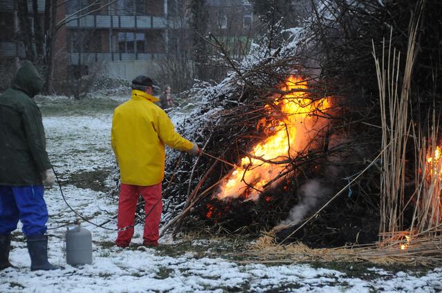 Das Osterfeuer wird entfacht