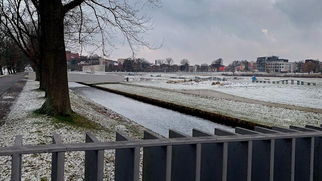 Die Brücke führt von der „Schwimmenden Wiese‟ in den Schlossgarten.