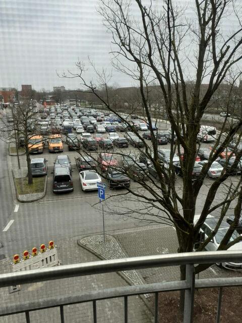Bild 2/3: Parkplatz des CCL Langenhagen. Kfz-Führerscheine gibt's ab 18.