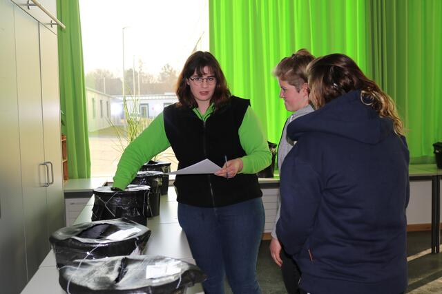 Station 2: Ertasten was auf dem Friedhof täglich gebraucht wird ist schwerer als gedacht. | Foto: Anna Pichlmeier