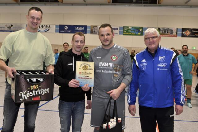 Torhüter und Käpten  Jens Hoffmann mit dem Siegerpokal. Die Ehrungen nahmen vor von links: Niels Rozynek (Gebietsverkaufsleiter Köstritzer), Alexander Jost vom Getränkehof Patzner Langeneichstädt und Franklebens Ortsbürgermeister Günter Küster. Alle Fotos Kubak/Friesen.